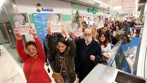 Colas en Oviedo para ver a Víctor Manuel