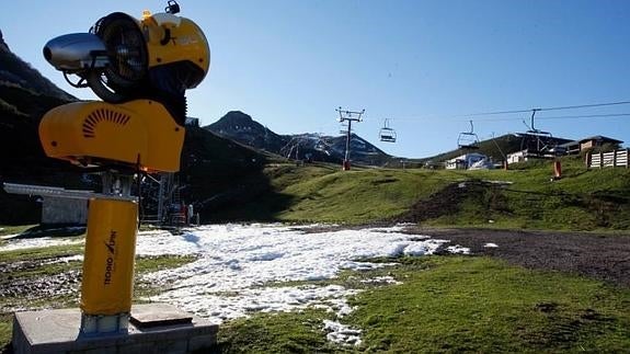 El alcalde de Aller teme que el retraso de la nieve afecte a la economía del concejo