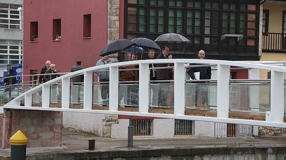Los primeros peatones ya cruzan por la pasarela del puerto de Llanes