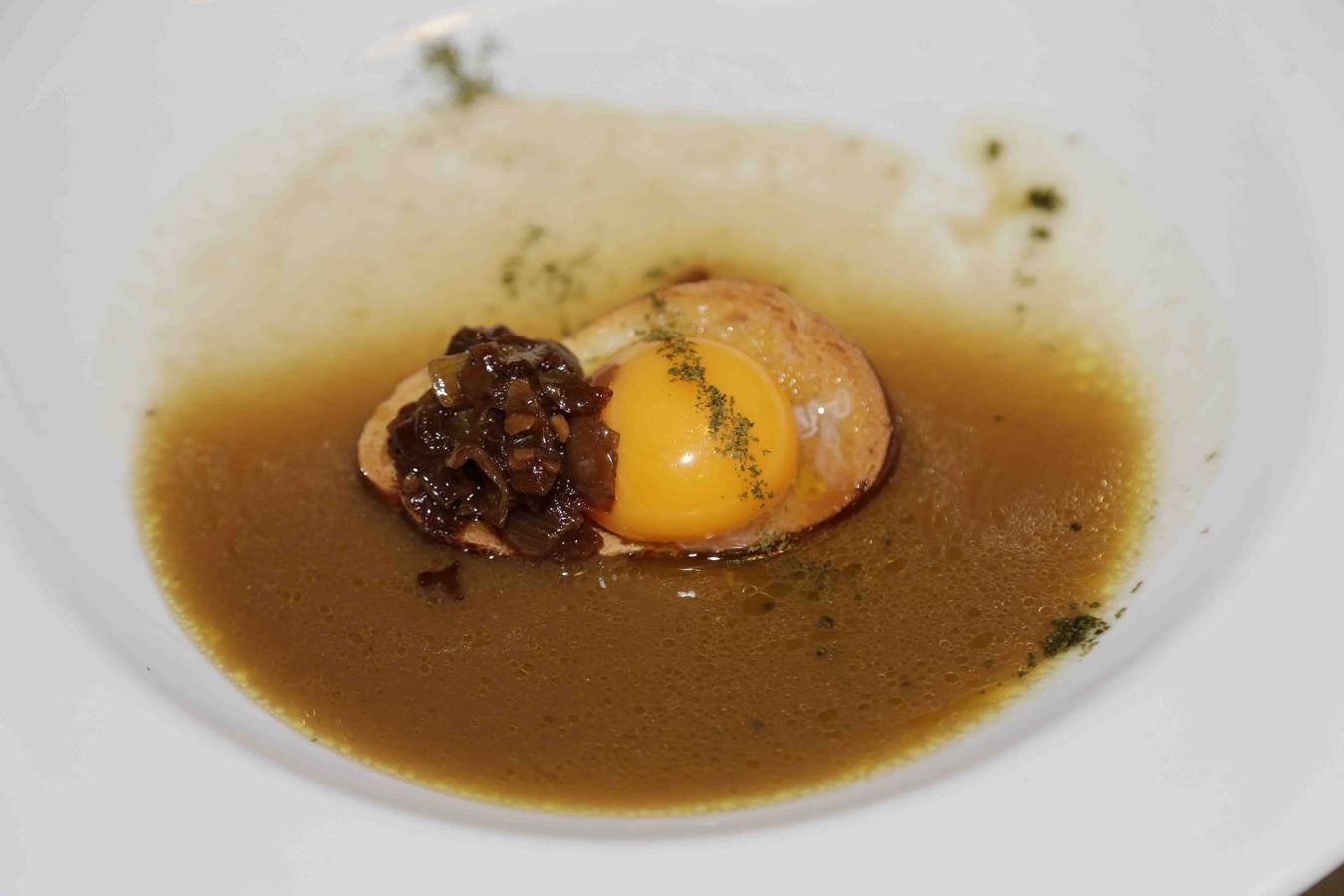 Sopa de cebolletas y pollo asado