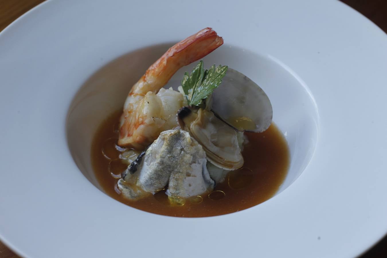 Caldo de merluza y marisco