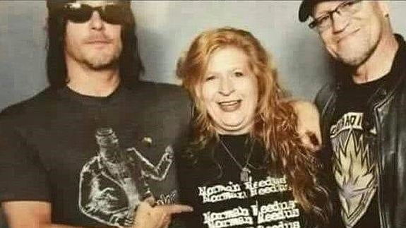 Una fan de 'The Walking Dead' muerde a Norman Reedus, uno de los protagonistas