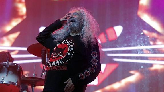 Yosi, herido tras precipitarse al público en Ponferrada