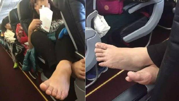 4 horas de vuelo con los pies descalzos de una mujer en su reposabrazos