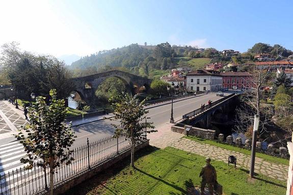 La ampliación de la acera del puente del Sella en Cangas contará con fondos de los Picos