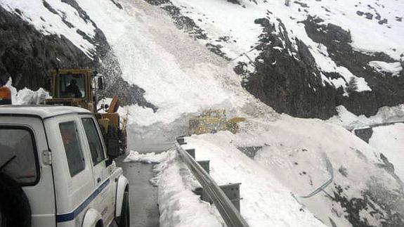La construcción de viseras antialudes en la carretera a Sotres está valorada en 2 millones