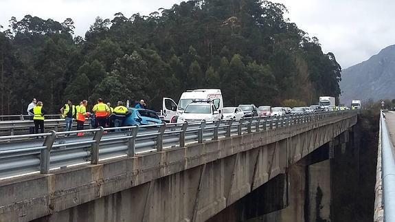 Una herida leve en un accidente que cortó la A-8 en Llanes