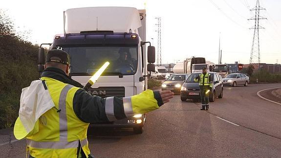 Los transportistas rechazan la restricción de camiones por la contaminación