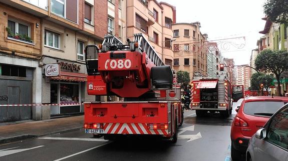 Un fuego en una confitería obliga a cortar la avenida de Portugal