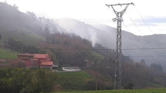 Dieciséis incendios siguen activos en Asturias