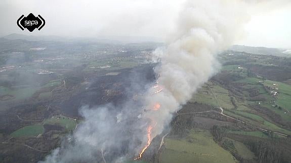 Una espectacular lengua de fuego amenaza La Fresneda