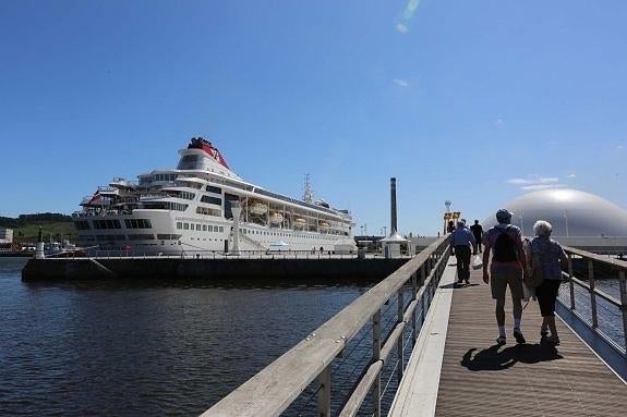 Cuatro cruceros, uno de una nueva naviera, atracarán en la ría en 2016