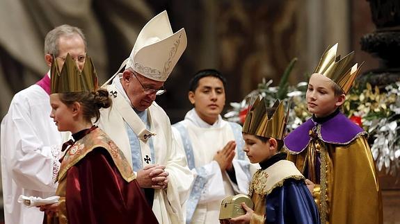 El Papa incluye a una 'reina maga' en la misa de Año Nuevo