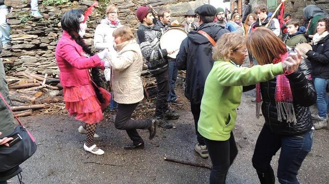 Os Reises llevan sus bailes a los pueblos del Valledor