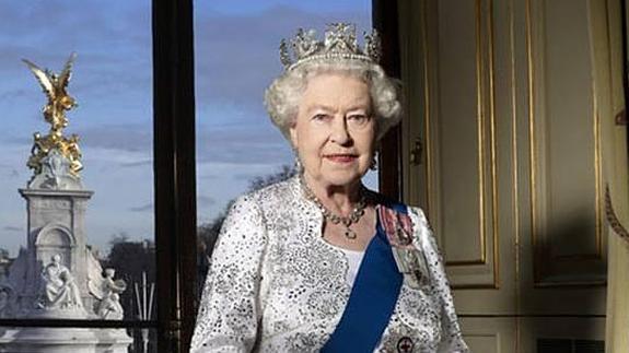 Isabel II y su insignia asturiana