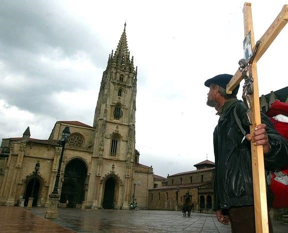 Oviedo y Santiago de Compostela potenciarán el Camino Primitivo