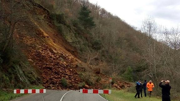 Un argayo mantiene cortada la AS-14, en el tramo entre Puente del Infierno y Pola de Allande