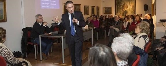 Alberto Batalla llena el Ateneo Jovellanos