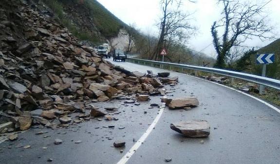 Nós por Ibias pide la inmediata reparación de los argayos en la carretera AS-212