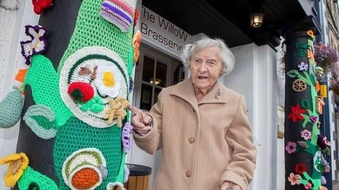 Grace Brett tiene 104 años y decidió redecorar el pueblo en donde vive