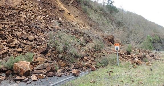 Un argayo de grandes dimensiones corta la AS-14 a la altura de El Puelo