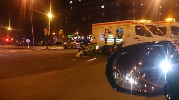 Muy grave un motorista tras chocar con un coche en la calle Velázquez