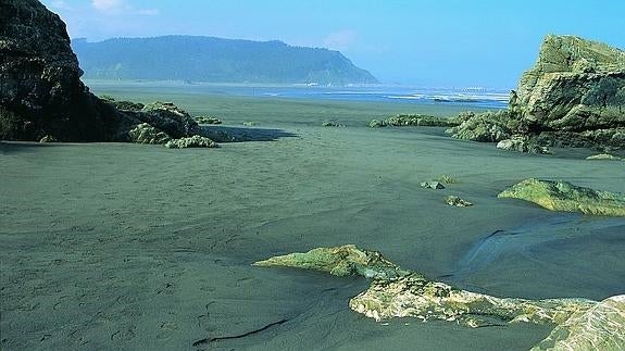 Rastrean la playa de los Quebrantos en busca del niño desaparecido en Navia