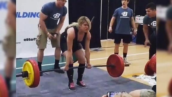 Vomita sobre el jurado durante un levantamiento de pesas