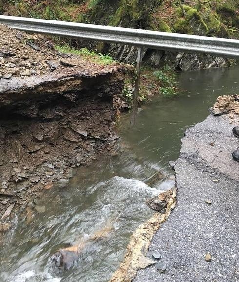 Dos pueblos del concejo de Ibias, incomunicados por la crecida de un río