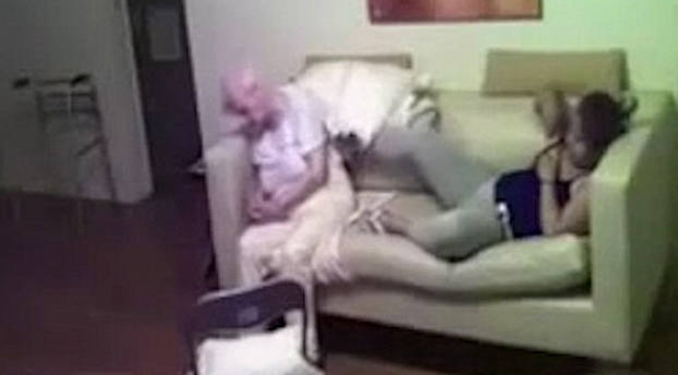 Indignación ante los golpes de una cuidadora a una anciana con alzheimer