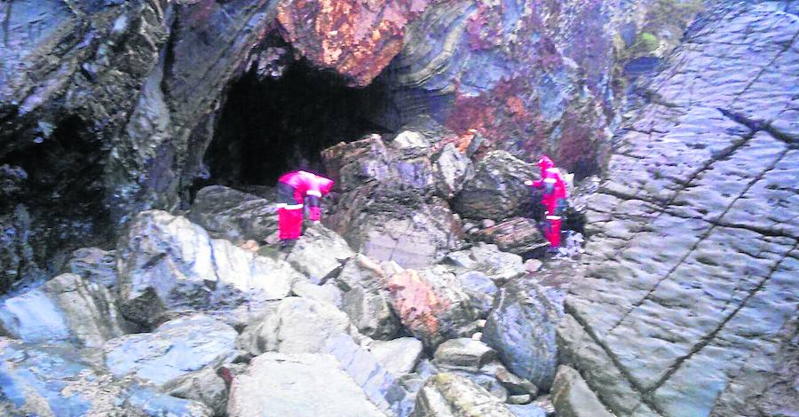 Finaliza sin éxito la séptima jornada de búsqueda del niño arrastrado por una ola en Navia