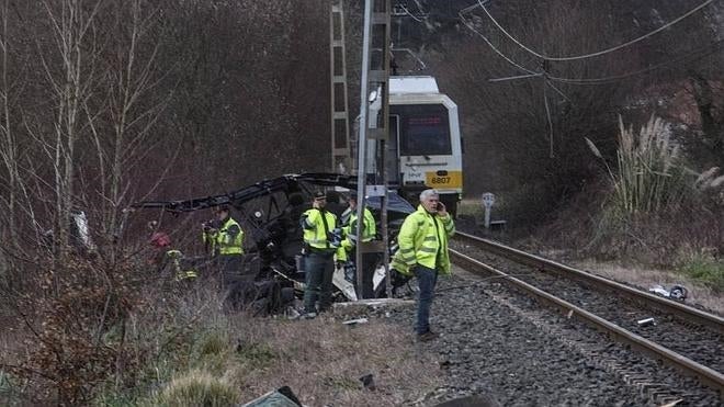 Mueren dos personas tras ser arrollada su furgoneta por un tren en la línea que une Cantabria con Asturias