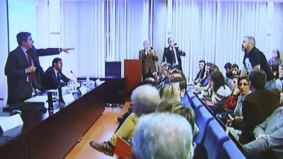 Estudiantes y Afectados por la Hipoteca revientan un acto de la Universidad con empresarios y directivos de banca