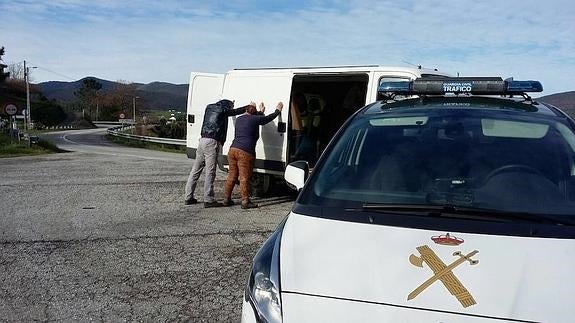 La Guardia Civil detiene a dos personas por robos en casas de Valdés