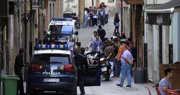 La Policía enseña a los padres de seis menores fotos de sus hijos bebiendo para combatir el botellón