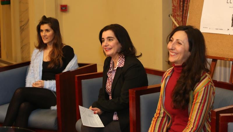 Marta Solaz estrena en el Palacio Valdés 'El Pack, una reflexión sobre el hombre y la tecnología