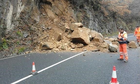Nuevo desprendimiento en la AS-14, entre Pola de Allande y Puente del Infierno