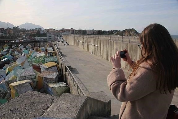 Llanes rectifica y sopesa restaurar 'Los cubos de la memoria' en los próximos años