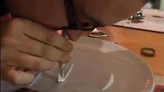 El polémico vídeo de un cura esnifando cocaína en un cuarto lleno de símbolos nazis