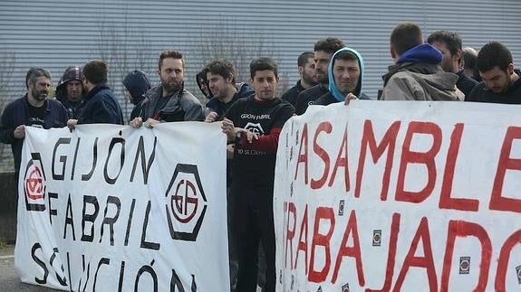 Los trabajadores de Gijón Fabril cortan la AS-II en protesta por la falta de carga de trabajo