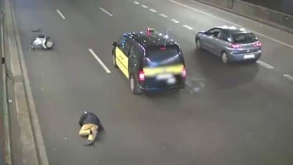 Denunciado por pasar de largo ante un motorista inconsciente en la carretera