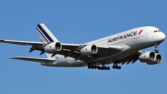 Emprende un viaje en avión con una niña de 4 años escondida en el equipaje de mano