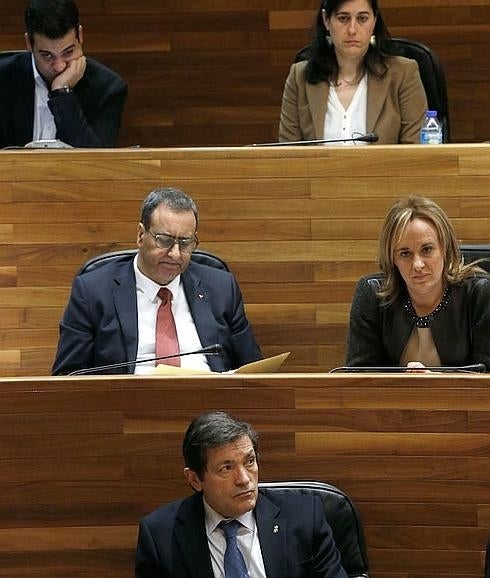 El Parlamento asturiano, dividido ante la demolición de la regasificadora de El Musel