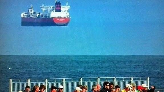 El sorprendente barco 'volador' que navega por Escocia