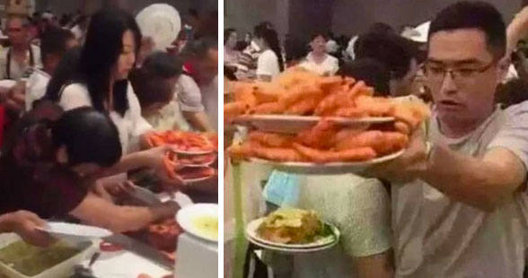 Un buffet libre y un grupo de turistas chinos... ¡sálvese quien pueda!