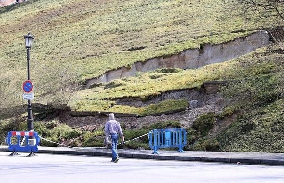 Un argayo en el vial del Tartiere obliga a intervenir de urgencia