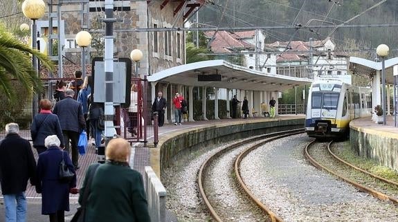 Un árbol caído corta la vía del tren a la altura de San Pedro de Nora