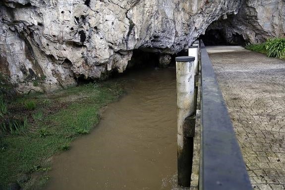 Cierran la cueva de Tito Bustillo de Ribadesella por la crecida del río San Miguel