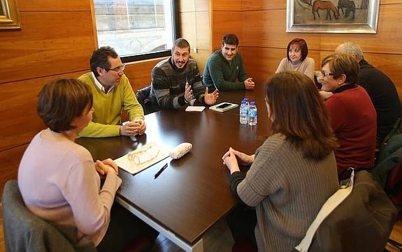 La FAV reclama el apoyo de la alcaldesa para soterrar las vías hasta La Calzada