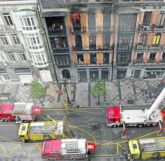 Cinco bomberos se encontraban en los edificios incendiados cuando cayeron